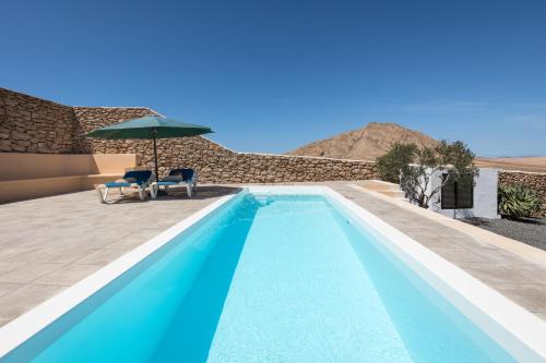 Bazén v ubytování Casa Marisa with Heated Pool & Garden nebo v jeho okolí