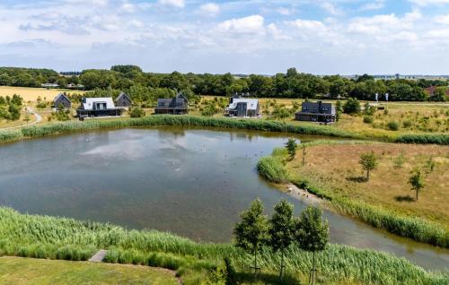 カンペルラントにあるPet-Friendly Home In Kamperland With Wifiの家屋付き川の空中風景