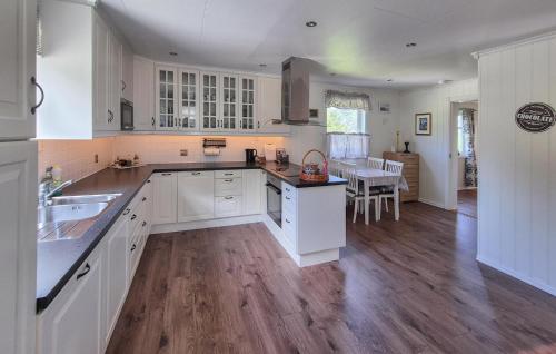 Dapur atau dapur kecil di Amazing Home In Rubbestadneset With Wifi
