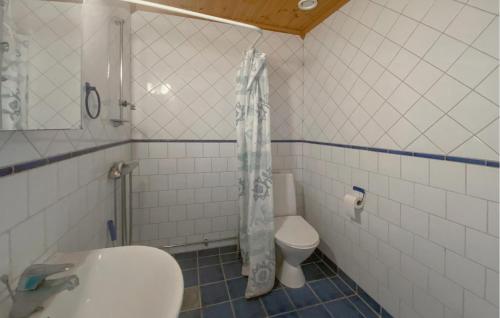 Ένα μπάνιο στο Five Bedroom Beautiful Home In Byxelkrok