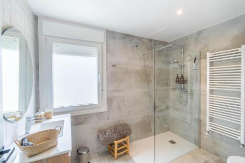 a bathroom with a shower with a glass door at Acogedora casa para familias a 15 min de Bardenas in Fustiñana