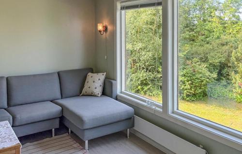 Χώρος καθιστικού στο Three Bedroom Cozy Home In Flekkerøy