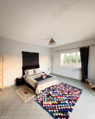 1 dormitorio con cama y alfombra grande en Mood Villa Essaouira, en Essaouira
