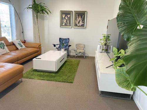 a living room with a couch and a table at Janie's Home in Pimpama