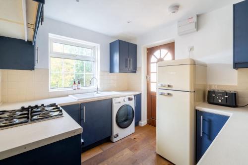 Η κουζίνα ή μικρή κουζίνα στο Cottage & Parking nr Wye Valley & Forest of Dean