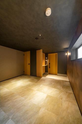 an empty room with wooden floors and a window at Utatei Mago in Takayama