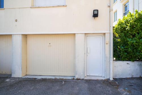 Studette Croisette, proche Martinez