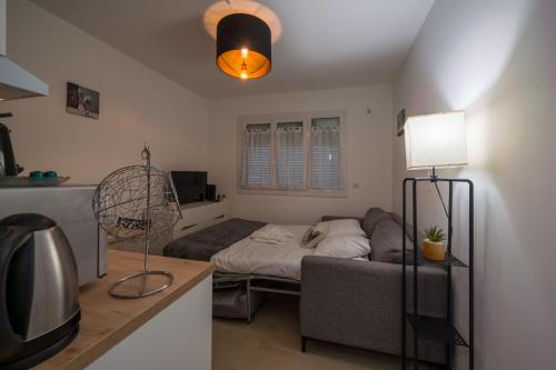 a bedroom with a bed and a couch in a room at Studette Croisette, proche Martinez in Cannes