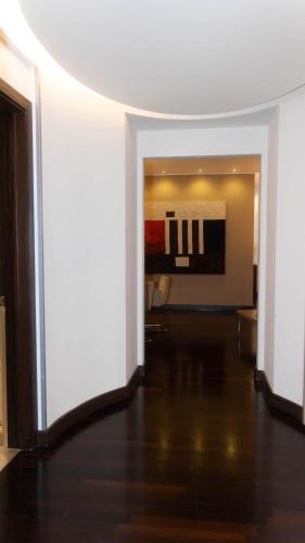 an empty room with a white wall and a table at Hotel Cruise in Lucino