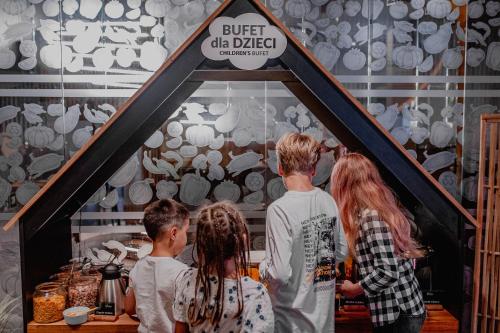 a group of people looking at a display case at Hotel Marina Club in Olsztyn