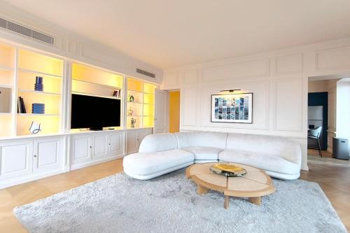 Brand-new 100 sqm apartment with breathtaking panoramic views over Cannes