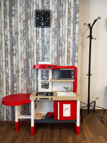 a toy kitchen with a sink and a microwave at Ferienwohnung Bodensee, Niedersachsen in Bodensee