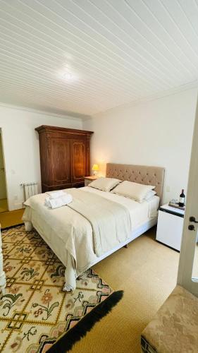 a bedroom with a large bed in a room at Villa Coração Guesthouse by Concavus in Monte Verde