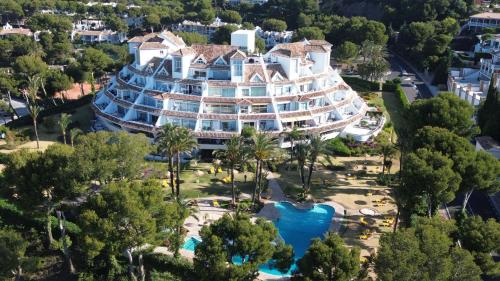 Una vista aérea de un gran edificio con piscina. en Parque Miraflores, en Mijas