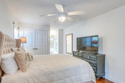 Postel nebo postele na pokoji v ubytování Bright Sarasota Bungalow - 5 Mi to Siesta Beach!