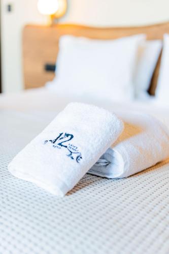 Postel nebo postele na pokoji v ubytování 12 Months Resort & Spa