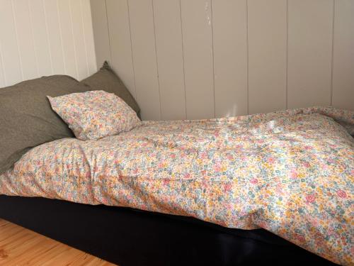 Cama con edredón colorido y almohada en Nordtrand Oslo Valley, en Oslo