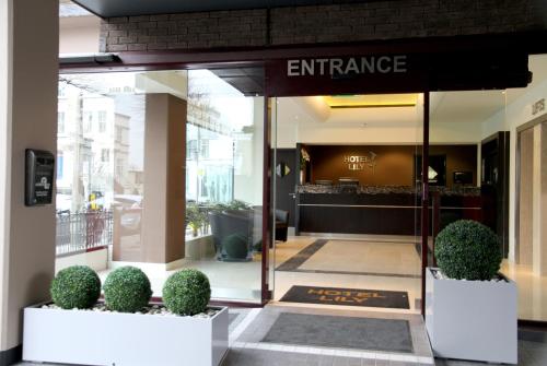 una hall di un ingresso a un edificio di Hotel Lily a Londra