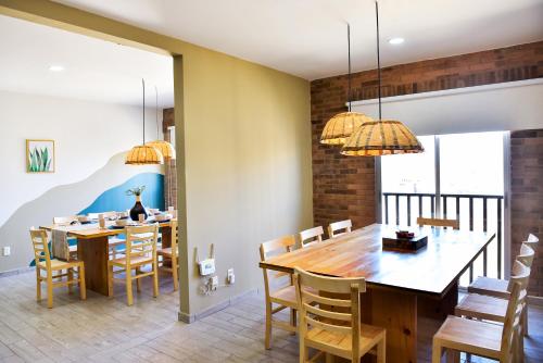 a dining room with a table and chairs at Departamento en Oaxaca para 18 personas - Con amenidades a 2,5km del centro in Oaxaca City