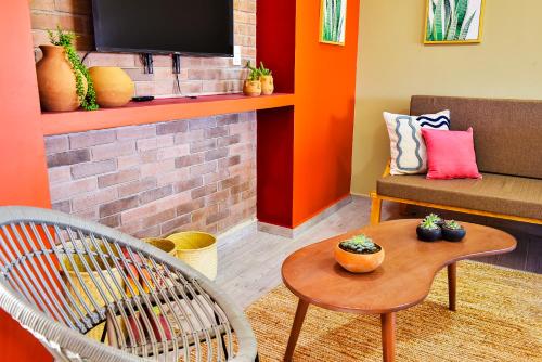 a living room with a couch and a table at Departamento en Oaxaca para 18 personas - Con amenidades a 2,5km del centro in Oaxaca City