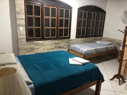 a bedroom with two beds in a room at Pousada Robijn in Cabo de Santo Agostinho