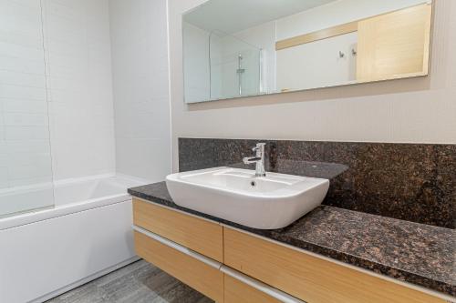 リガにあるPanorama Riga 25th Floor Spacious Apartment Free Parkingの洗面台と鏡のあるバスルーム