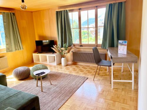 una sala de estar con un sofá y una mesa en Ferienwohnung Bergblick, en Sedrun