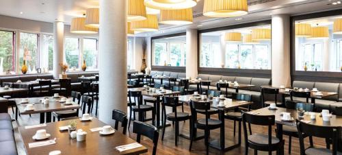 Ein Restaurant oder anderes Speiselokal in der Unterkunft Bristol Hotel - Frankfurt City Centre - Central 