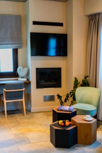 TV a/nebo společenská místnost v ubytování 12 Months Resort & Spa