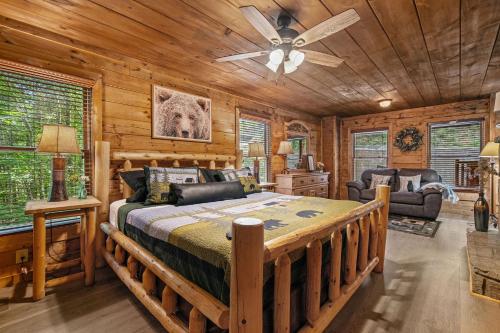 Postel nebo postele na pokoji v ubytování Trappers Trace by American Patriot Getaways