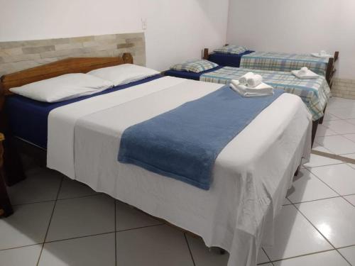 two twin beds in a room withthritisthritisthritisthritisthritisthritisthritisthritisthritis at Pousada Robijn in Cabo de Santo Agostinho