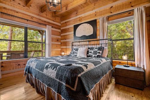 Postel nebo postele na pokoji v ubytování Two Dancing Bear Cubs by American Patriot Getaways