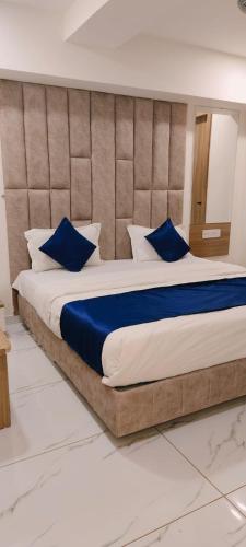 Postel nebo postele na pokoji v ubytování Hotel Adhyay Palace