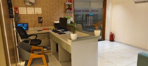 TV a/nebo společenská místnost v ubytování Hotel Adhyay Palace