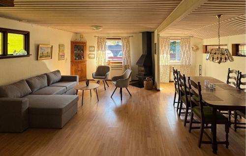 un soggiorno con un divano e un tavolo di Two Bedroom Awesome Home In Nybrostrand a Kabusa