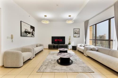 Chic 2-bed Oasis with Marina Views Walk to Beach!