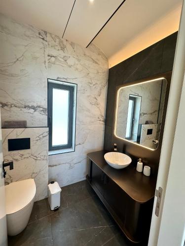 a bathroom with a sink and a mirror at Infinity Residences in Zygi