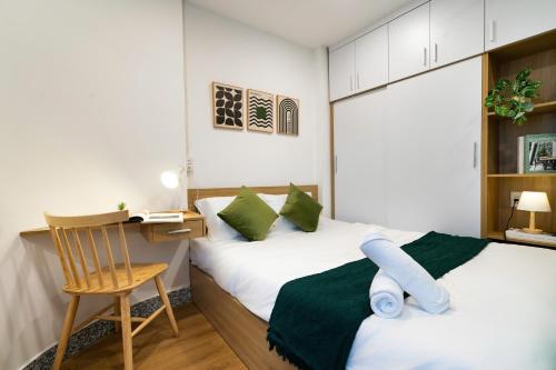 Ein Bett oder Betten in einem Zimmer der Unterkunft Private 5-6BRs house - Walk to BenThanh, BuiVien by Gon De Home