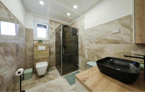 Ένα μπάνιο στο Beautiful Home In Debeljak
