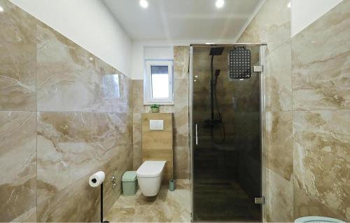 Ένα μπάνιο στο Beautiful Home In Debeljak