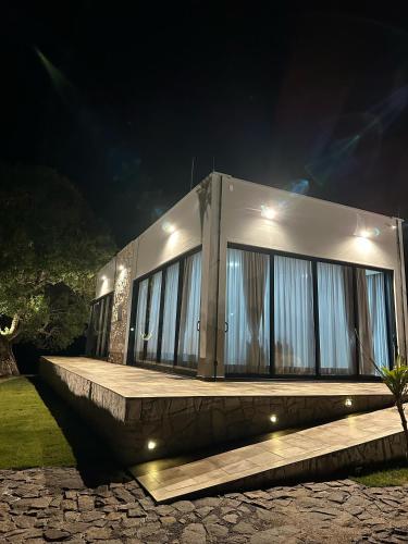 a building with windows on the side of it at night at Casa de Vidro na Montanha in Cambuí