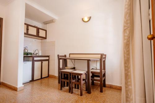 a small kitchen with a table and two chairs at Apart Hotel Explora Tandil in Tandil