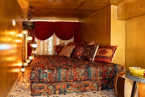 1001 Nights - Low Celling Studio in downtown
