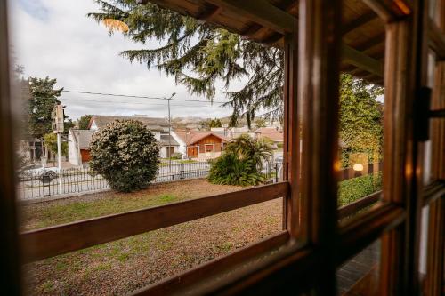 a window view of a yard from a house at Apart Hotel Explora Tandil in Tandil