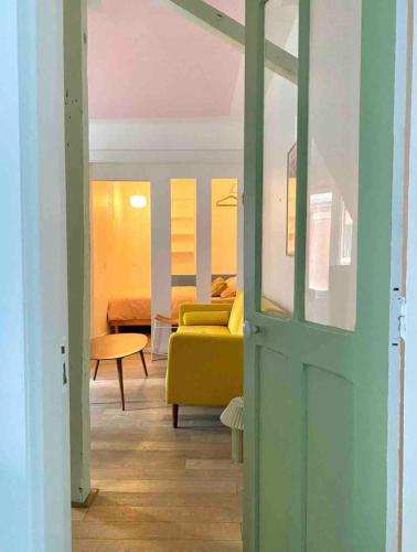 Ancien Atelier Artistique sur Cour Privée - Appartement Paisible en Rez-de-Chaussée