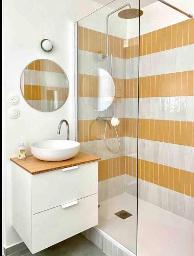 Ancien Atelier Artistique sur Cour Privée - Appartement Paisible en Rez-de-Chaussée