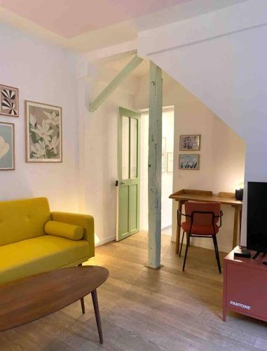 Ancien Atelier Artistique sur Cour Privée - Appartement Paisible en Rez-de-Chaussée