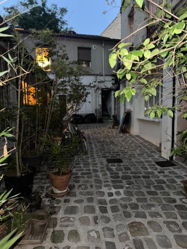 Ancien Atelier Artistique sur Cour Privée - Appartement Paisible en Rez-de-Chaussée