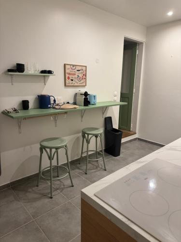 Ancien Atelier Artistique sur Cour Privée - Appartement Paisible en Rez-de-Chaussée