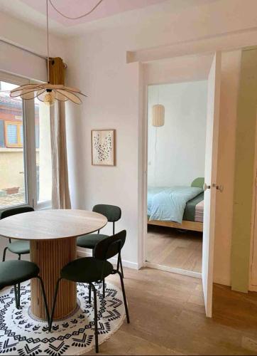 Ancien Atelier Artistique sur Cour Privée - Appartement Paisible en Rez-de-Chaussée